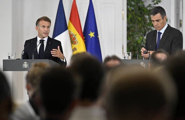 French President Emmanuel Macron - Spanish Prime Minister Pedro Sanchez joint press conference in Spain MADRID, SPAIN - SEPTEMBER 30: French President Emmanuel Macron (L) and Spanish Prime Minister Pedro Sanchez (R) hold a joint press conference following their meeting at the Moncloa Palace during his official visit to Madrid, Spain on September 30, 2026. Burak Akbulut Anadolu Madrid Spain. Editorial use only. Please get in touch for any other usage.  Copyright: x2026xAnadoluxBurakxAkbulutx