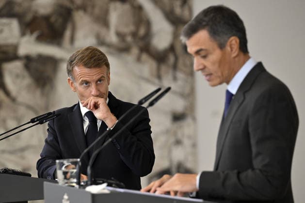 French President Emmanuel Macron - Spanish Prime Minister Pedro Sanchez joint press conference in Spain MADRID, SPAIN - SEPTEMBER 30: French President Emmanuel Macron (L) and Spanish Prime Minister Pedro Sanchez (R) hold a joint press conference following their meeting at the Moncloa Palace during his official visit to Madrid, Spain on September 30, 2026. Burak Akbulut Anadolu Madrid Spain. Editorial use only. Please get in touch for any other usage.  Copyright: x2026xAnadoluxBurakxAkbulutx