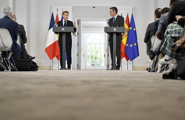 French President Emmanuel Macron - Spanish Prime Minister Pedro Sanchez joint press conference in Spain MADRID, SPAIN - SEPTEMBER 30: French President Emmanuel Macron (L) and Spanish Prime Minister Pedro Sanchez (R) hold a joint press conference following their meeting at the Moncloa Palace during his official visit to Madrid, Spain on September 30, 2026. Burak Akbulut Anadolu Madrid Spain. Editorial use only. Please get in touch for any other usage.  Copyright: x2026xAnadoluxBurakxAkbulutx