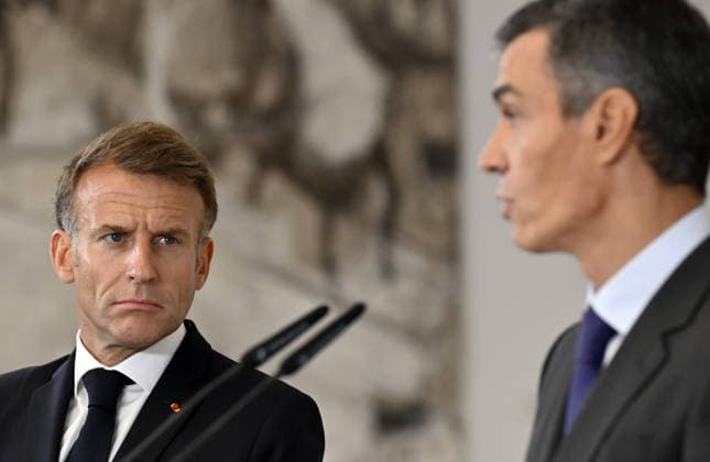 French President Emmanuel Macron - Spanish Prime Minister Pedro Sanchez joint press conference in Spain MADRID, SPAIN - SEPTEMBER 30: French President Emmanuel Macron (L) and Spanish Prime Minister Pedro Sanchez (R) hold a joint press conference following their meeting at the Moncloa Palace during his official visit to Madrid, Spain on September 30, 2026. Burak Akbulut Anadolu Madrid Spain. Editorial use only. Please get in touch for any other usage.  Copyright: x2026xAnadoluxBurakxAkbulutx