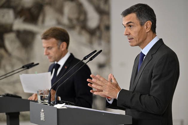 French President Emmanuel Macron - Spanish Prime Minister Pedro Sanchez joint press conference in Spain MADRID, SPAIN - SEPTEMBER 30: French President Emmanuel Macron (L) and Spanish Prime Minister Pedro Sanchez (R) hold a joint press conference following their meeting at the Moncloa Palace during his official visit to Madrid, Spain on September 30, 2026. Burak Akbulut Anadolu Madrid Spain. Editorial use only. Please get in touch for any other usage.  Copyright: x2026xAnadoluxBurakxAkbulutx