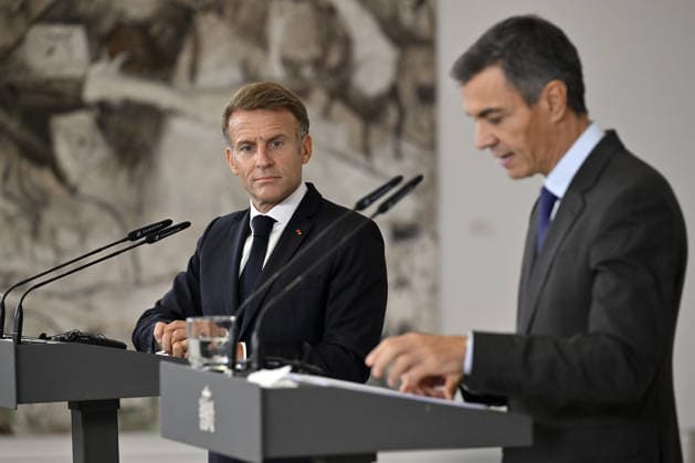French President Emmanuel Macron - Spanish Prime Minister Pedro Sanchez joint press conference in Spain MADRID, SPAIN - SEPTEMBER 30: French President Emmanuel Macron (L) and Spanish Prime Minister Pedro Sanchez (R) hold a joint press conference following their meeting at the Moncloa Palace during his official visit to Madrid, Spain on September 30, 2026. Burak Akbulut Anadolu Madrid Spain. Editorial use only. Please get in touch for any other usage.  Copyright: x2026xAnadoluxBurakxAkbulutx