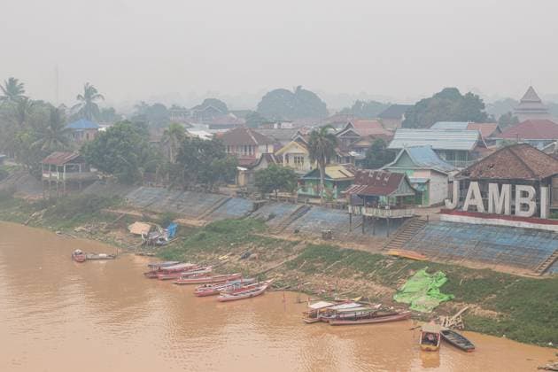 Dense haze blankets Jambi in Indonesia JAMBI, INDONESIA, SEPTEMBER 30, 2026: Boats navigate through dense haze along the Batanghari River in Jambi, Indonesia, as smoke from forest and land fires reduces visibility and affects air quality in the region. Seasonal fires are a recurring source of haze across parts of Sumatra during dry conditions. Jambi ID Copyright: x xPrabanndaruxWahyuajix xJNAxPressx