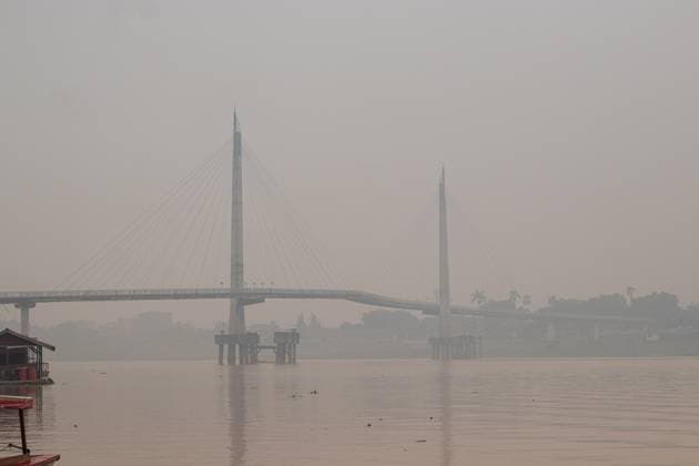 Dense haze blankets Jambi in Indonesia JAMBI, INDONESIA, SEPTEMBER 30, 2026: Boats navigate through dense haze along the Batanghari River in Jambi, Indonesia, as smoke from forest and land fires reduces visibility and affects air quality in the region. Seasonal fires are a recurring source of haze across parts of Sumatra during dry conditions. Jambi ID Copyright: x xPrabanndaruxWahyuajix xJNAxPressx