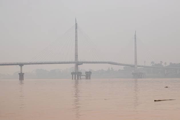 Dense haze blankets Jambi in Indonesia JAMBI, INDONESIA, SEPTEMBER 30, 2026: Boats navigate through dense haze along the Batanghari River in Jambi, Indonesia, as smoke from forest and land fires reduces visibility and affects air quality in the region. Seasonal fires are a recurring source of haze across parts of Sumatra during dry conditions. Jambi ID Copyright: x xPrabanndaruxWahyuajix xJNAxPressx
