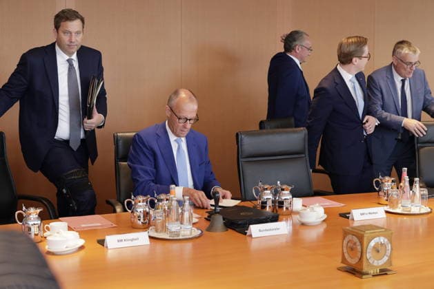 Lars Klingbeil (SPD, Bundesminister der Finanzen, Vizekanzler und SPD-Bundesvorsitzender und Bundeskanzler Friedrich Merz (CDU), Deutschland, Berlin, Bundeskanzleramt, Das Bundeskabinett befasst sich in seiner 60. Sitzung am 30. September 2026 unter anderem mit den Auslandseinsätzen der Bundeswehr.