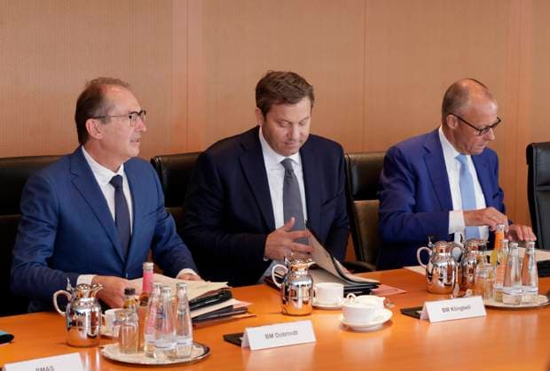 Alexander Dobrindt (CSU), Bundesinnenminister, Lars Klingbeil (SPD, Bundesminister der Finanzen, Vizekanzler und SPD-Bundesvorsitzender und Bundeskanzler Friedrich Merz (CDU), Deutschland, Berlin, Bundeskanzleramt, Das Bundeskabinett befasst sich in seiner 60. Sitzung am 30. September 2026 unter anderem mit den Auslandseinsätzen der Bundeswehr.