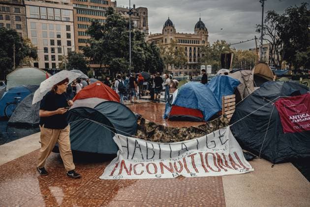 September 30, 2026, Barcelona, Catalonia, Spain: Protesters gather at a tent camp in BarcelonaÃ¢â‚¬â ¢s PlaoÂßa de Catalunya to demand affordable housing and an end to evictions amid nationwide protests over SpainÃ¢â‚¬â ¢s housing crisis. Barcelona Spain  - ZUMAo105 20260930_fap_o105_012 Copyright: xMatthiasxOesterlex