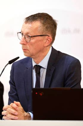 Matthias Kopp beim Pressegespräch zum Studientag Künstliche Intelligenz, Menschsein und Gemeinwohl: Impulse aus der Sozialenzyklika Magnifica humanitas bei der Herbst-Vollversammlung der Deutschen Bischofskonferenz im Dompfarrzentrum. Fulda, 30.09.2026