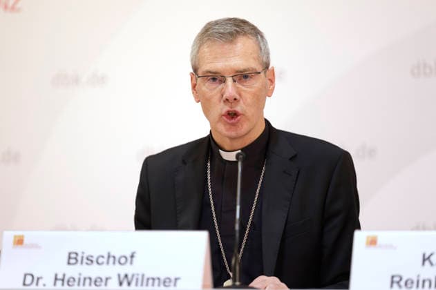 Heiner Wilmer beim Pressegespräch zum Studientag Künstliche Intelligenz, Menschsein und Gemeinwohl: Impulse aus der Sozialenzyklika Magnifica humanitas bei der Herbst-Vollversammlung der Deutschen Bischofskonferenz im Dompfarrzentrum. Fulda, 30.09.2026