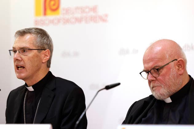 Heiner Wilmer und Reinhard Kardinal Marx beim Pressegespräch zum Studientag Künstliche Intelligenz, Menschsein und Gemeinwohl: Impulse aus der Sozialenzyklika Magnifica humanitas bei der Herbst-Vollversammlung der Deutschen Bischofskonferenz im Dompfarrzentrum. Fulda, 30.09.2026