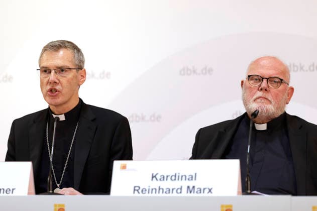 Heiner Wilmer und Reinhard Kardinal Marx beim Pressegespräch zum Studientag Künstliche Intelligenz, Menschsein und Gemeinwohl: Impulse aus der Sozialenzyklika Magnifica humanitas bei der Herbst-Vollversammlung der Deutschen Bischofskonferenz im Dompfarrzentrum. Fulda, 30.09.2026
