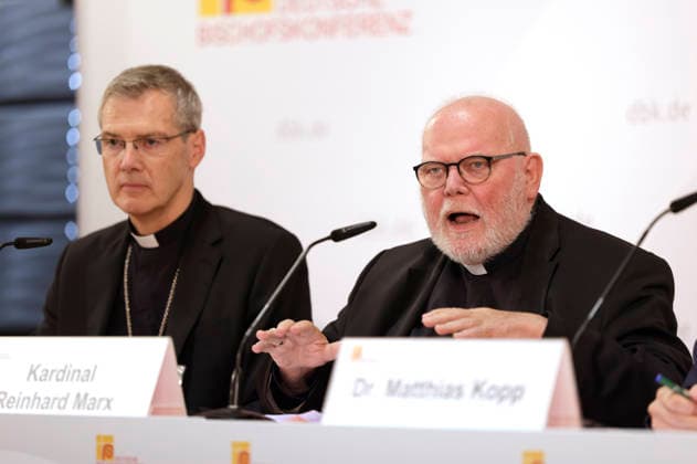Heiner Wilmer und Reinhard Kardinal Marx beim Pressegespräch zum Studientag Künstliche Intelligenz, Menschsein und Gemeinwohl: Impulse aus der Sozialenzyklika Magnifica humanitas bei der Herbst-Vollversammlung der Deutschen Bischofskonferenz im Dompfarrzentrum. Fulda, 30.09.2026