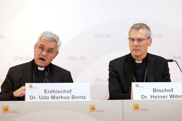 Udo Markus Bentz und Heiner Wilmer beim Pressegespräch zum Studientag Künstliche Intelligenz, Menschsein und Gemeinwohl: Impulse aus der Sozialenzyklika Magnifica humanitas bei der Herbst-Vollversammlung der Deutschen Bischofskonferenz im Dompfarrzentrum. Fulda, 30.09.2026