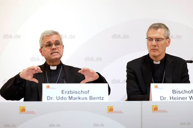 Udo Markus Bentz und Heiner Wilmer beim Pressegespräch zum Studientag Künstliche Intelligenz, Menschsein und Gemeinwohl: Impulse aus der Sozialenzyklika Magnifica humanitas bei der Herbst-Vollversammlung der Deutschen Bischofskonferenz im Dompfarrzentrum. Fulda, 30.09.2026