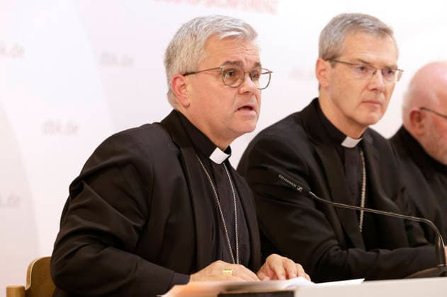 Udo Markus Bentz und Heiner Wilmer beim Pressegespräch zum Studientag Künstliche Intelligenz, Menschsein und Gemeinwohl: Impulse aus der Sozialenzyklika Magnifica humanitas bei der Herbst-Vollversammlung der Deutschen Bischofskonferenz im Dompfarrzentrum. Fulda, 30.09.2026