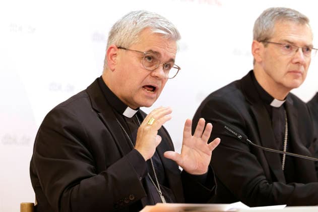 Udo Markus Bentz und Heiner Wilmer beim Pressegespräch zum Studientag Künstliche Intelligenz, Menschsein und Gemeinwohl: Impulse aus der Sozialenzyklika Magnifica humanitas bei der Herbst-Vollversammlung der Deutschen Bischofskonferenz im Dompfarrzentrum. Fulda, 30.09.2026