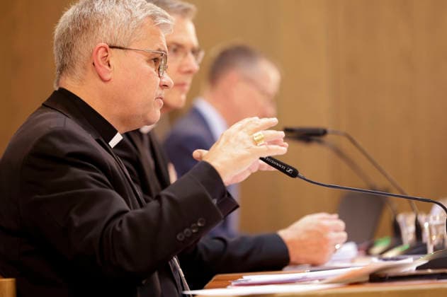 Udo Markus Bentz beim Pressegespräch zum Studientag Künstliche Intelligenz, Menschsein und Gemeinwohl: Impulse aus der Sozialenzyklika Magnifica humanitas bei der Herbst-Vollversammlung der Deutschen Bischofskonferenz im Dompfarrzentrum. Fulda, 30.09.2026