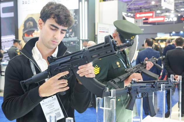 30.09.2026. Azerbaijan. Baku. A visitor inspects a Kalashnikov AK-15SK assault rifle, presented at the stand of the Kalashnikov Concern at the Azerbaijan International Defense Industry Exhibition ADEX 2026. Alexey Belkin NEWS.ru BelkinxAlexey