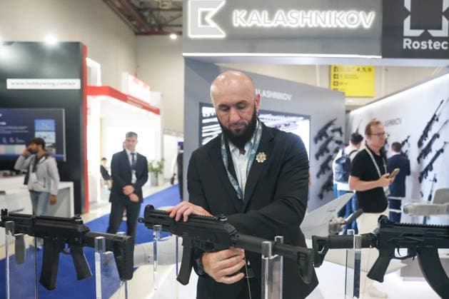 30.09.2026. Azerbaijan. Baku. A visitor inspects a Kalashnikov assault rifle presented at the stand of the Kalashnikov Concern at the Azerbaijan International Defense Industry Exhibition ADEX 2026. Alexey Belkin NEWS.ru BelkinxAlexey