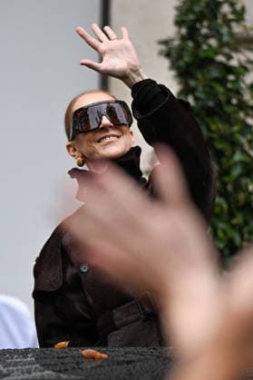 Celine Dion Leaves Royal Monceau - Paris Celine Dion spend time with fans before going to the venue, hotel Royal Monceau in Paris, France on September 30, 2026. Photo by Lionel Urman ABACAPRESS.COM Paris France  Copyright: xUrmanxLionel ABACAx