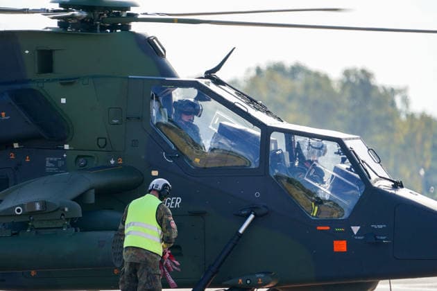 Celle, Deutschland, Europa. Die Heeresfliegertruppe der Bundeswehr präsentiert bei der Leistungsschau auf dem Flugplatz Celle ihre Fähigkeiten, Einsatzbereitschaft und verschiedene Luftfahrtsysteme. Die Veranstaltung folgt auf die NATO-Zertifizierungsübung GRÜNER FALKE 2026 und umfasst Präsentationen, technische Einblicke sowie eine Flugvorführung mit mehr als 35 Hubschraubern. Copyright: xAymanxAlahmedx