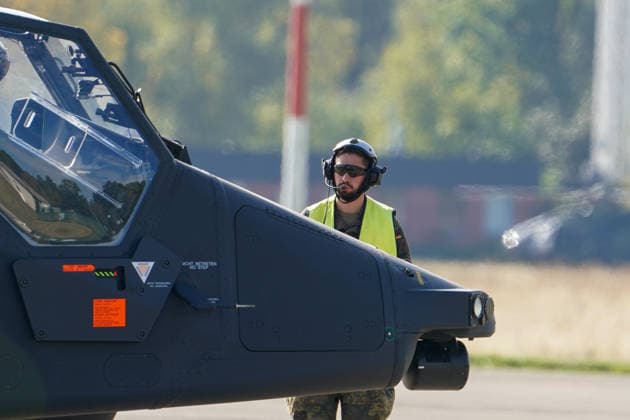 Celle, Deutschland, Europa. Die Heeresfliegertruppe der Bundeswehr präsentiert bei der Leistungsschau auf dem Flugplatz Celle ihre Fähigkeiten, Einsatzbereitschaft und verschiedene Luftfahrtsysteme. Die Veranstaltung folgt auf die NATO-Zertifizierungsübung GRÜNER FALKE 2026 und umfasst Präsentationen, technische Einblicke sowie eine Flugvorführung mit mehr als 35 Hubschraubern. Copyright: xAymanxAlahmedx