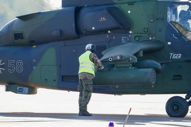 Celle, Deutschland, Europa. Die Heeresfliegertruppe der Bundeswehr präsentiert bei der Leistungsschau auf dem Flugplatz Celle ihre Fähigkeiten, Einsatzbereitschaft und verschiedene Luftfahrtsysteme. Die Veranstaltung folgt auf die NATO-Zertifizierungsübung GRÜNER FALKE 2026 und umfasst Präsentationen, technische Einblicke sowie eine Flugvorführung mit mehr als 35 Hubschraubern. Copyright: xAymanxAlahmedx