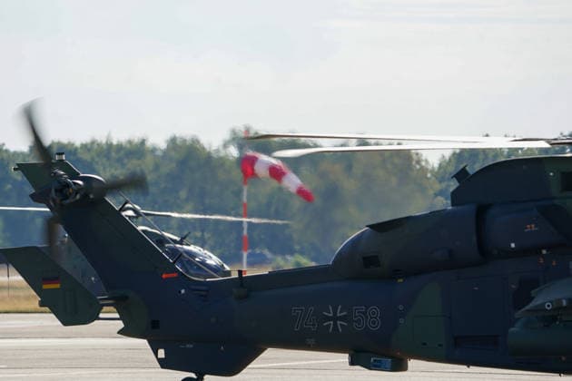 Celle, Deutschland, Europa. Die Heeresfliegertruppe der Bundeswehr präsentiert bei der Leistungsschau auf dem Flugplatz Celle ihre Fähigkeiten, Einsatzbereitschaft und verschiedene Luftfahrtsysteme. Die Veranstaltung folgt auf die NATO-Zertifizierungsübung GRÜNER FALKE 2026 und umfasst Präsentationen, technische Einblicke sowie eine Flugvorführung mit mehr als 35 Hubschraubern. Copyright: xAymanxAlahmedx
