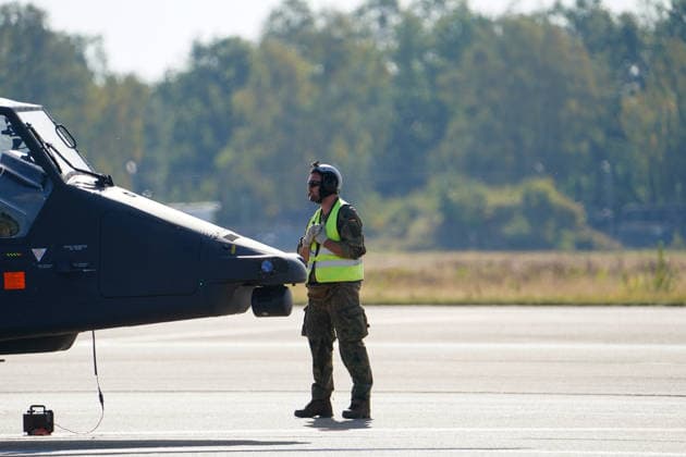 Celle, Deutschland, Europa. Die Heeresfliegertruppe der Bundeswehr präsentiert bei der Leistungsschau auf dem Flugplatz Celle ihre Fähigkeiten, Einsatzbereitschaft und verschiedene Luftfahrtsysteme. Die Veranstaltung folgt auf die NATO-Zertifizierungsübung GRÜNER FALKE 2026 und umfasst Präsentationen, technische Einblicke sowie eine Flugvorführung mit mehr als 35 Hubschraubern. Copyright: xAymanxAlahmedx