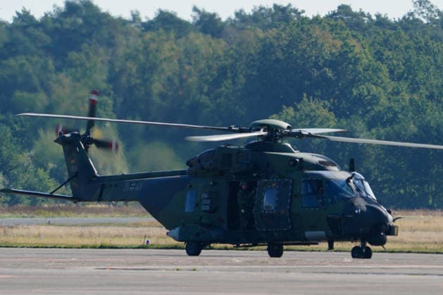 Celle, Deutschland, Europa. Die Heeresfliegertruppe der Bundeswehr präsentiert bei der Leistungsschau auf dem Flugplatz Celle ihre Fähigkeiten, Einsatzbereitschaft und verschiedene Luftfahrtsysteme. Die Veranstaltung folgt auf die NATO-Zertifizierungsübung GRÜNER FALKE 2026 und umfasst Präsentationen, technische Einblicke sowie eine Flugvorführung mit mehr als 35 Hubschraubern. Copyright: xAymanxAlahmedx
