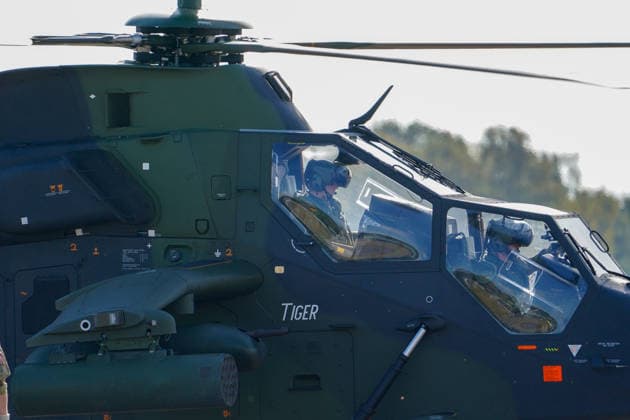 Celle, Deutschland, Europa. Die Heeresfliegertruppe der Bundeswehr präsentiert bei der Leistungsschau auf dem Flugplatz Celle ihre Fähigkeiten, Einsatzbereitschaft und verschiedene Luftfahrtsysteme. Die Veranstaltung folgt auf die NATO-Zertifizierungsübung GRÜNER FALKE 2026 und umfasst Präsentationen, technische Einblicke sowie eine Flugvorführung mit mehr als 35 Hubschraubern. Copyright: xAymanxAlahmedx