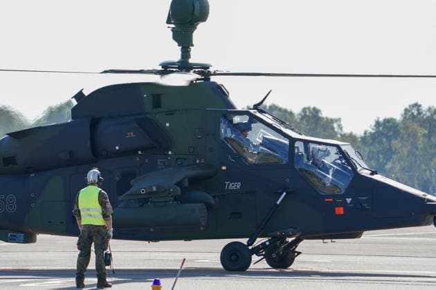 Celle, Deutschland, Europa. Die Heeresfliegertruppe der Bundeswehr präsentiert bei der Leistungsschau auf dem Flugplatz Celle ihre Fähigkeiten, Einsatzbereitschaft und verschiedene Luftfahrtsysteme. Die Veranstaltung folgt auf die NATO-Zertifizierungsübung GRÜNER FALKE 2026 und umfasst Präsentationen, technische Einblicke sowie eine Flugvorführung mit mehr als 35 Hubschraubern. Copyright: xAymanxAlahmedx