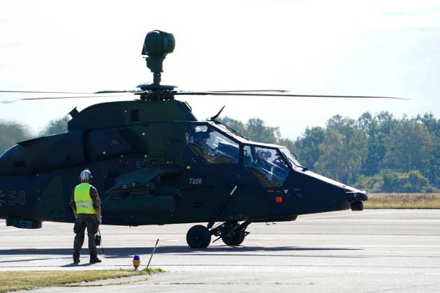 Celle, Deutschland, Europa. Die Heeresfliegertruppe der Bundeswehr präsentiert bei der Leistungsschau auf dem Flugplatz Celle ihre Fähigkeiten, Einsatzbereitschaft und verschiedene Luftfahrtsysteme. Die Veranstaltung folgt auf die NATO-Zertifizierungsübung GRÜNER FALKE 2026 und umfasst Präsentationen, technische Einblicke sowie eine Flugvorführung mit mehr als 35 Hubschraubern. Copyright: xAymanxAlahmedx