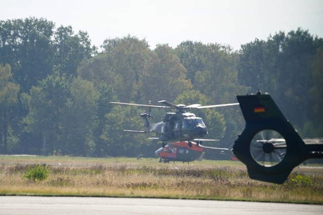 Celle, Deutschland, Europa. Die Heeresfliegertruppe der Bundeswehr präsentiert bei der Leistungsschau auf dem Flugplatz Celle ihre Fähigkeiten, Einsatzbereitschaft und verschiedene Luftfahrtsysteme. Die Veranstaltung folgt auf die NATO-Zertifizierungsübung GRÜNER FALKE 2026 und umfasst Präsentationen, technische Einblicke sowie eine Flugvorführung mit mehr als 35 Hubschraubern. Copyright: xAymanxAlahmedx