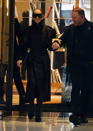 Céline Dion greets her fans in the rain as she leaves the Royal Monceau Hotel in Paris, before heading to the Paris La Défense Arena to continue her concert series, September 30, 2026 Denis Guigenbourg Bestimage Céline Dion greets fans in the rain as she leaves the Royal Monceau Hotel in Paris, before heading to the Paris La Défense Arena to continue her concert series on September 30, 2026 Paris, France  Copyright: xDenisxGuignebourgx xBestimagexDenisxGuignebourgx xBestimagex