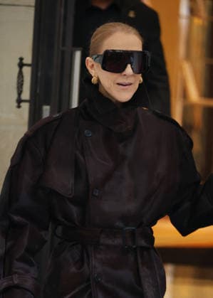 Céline Dion greets her fans in the rain as she leaves the Royal Monceau Hotel in Paris, before heading to the Paris La Défense Arena to continue her concert series, September 30, 2026 Denis Guigenbourg Bestimage Céline Dion greets fans in the rain as she leaves the Royal Monceau Hotel in Paris, before heading to the Paris La Défense Arena to continue her concert series on September 30, 2026 Paris, France  Copyright: xDenisxGuignebourgx xBestimagexDenisxGuignebourgx xBestimagex