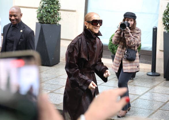 Céline Dion greets her fans in the rain as she leaves the Royal Monceau Hotel in Paris, before heading to the Paris La Défense Arena to continue her concert series, September 30, 2026 Denis Guigenbourg Bestimage Céline Dion greets fans in the rain as she leaves the Royal Monceau Hotel in Paris, before heading to the Paris La Défense Arena to continue her concert series on September 30, 2026 Paris, France  Copyright: xDenisxGuignebourgx xBestimagexDenisxGuignebourgx xBestimagex