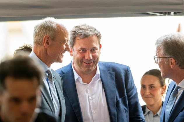 Lars Klingbeil EUR, Deutschland, Berlin, 30.09.2026: Pressestatements von Vizekanzler und Bundesminister der Finanzen Lars Klingbeil (SPD), Christian Sewing (Deutsche Bank) und Roland Busch (Siemens). Impulsvortrag vom Bundesminister der Finanzen Lars Klingbeil (SPD) zum Jahrestreffen der Initiative Made for Germany in der Mosaikhalle der Siemens AG. Christian Sewing und Roland Busch