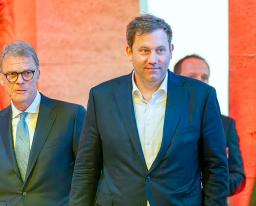 Lars Klingbeil EUR, Deutschland, Berlin, 30.09.2026: Pressestatements von Vizekanzler und Bundesminister der Finanzen Lars Klingbeil (SPD), Christian Sewing (Deutsche Bank) und Roland Busch (Siemens). Impulsvortrag vom Bundesminister der Finanzen Lars Klingbeil (SPD) zum Jahrestreffen der Initiative Made for Germany in der Mosaikhalle der Siemens AG. Christian Sewing und Roland Busch