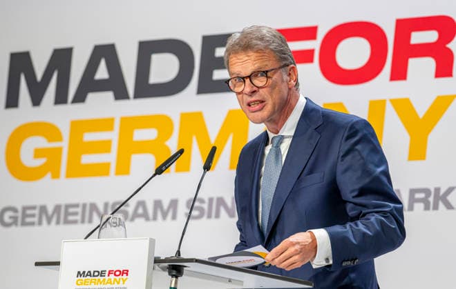 Lars Klingbeil EUR, Deutschland, Berlin, 30.09.2026: Pressestatements von Vizekanzler und Bundesminister der Finanzen Lars Klingbeil (SPD), Christian Sewing (Deutsche Bank) und Roland Busch (Siemens). Impulsvortrag vom Bundesminister der Finanzen Lars Klingbeil (SPD) zum Jahrestreffen der Initiative Made for Germany in der Mosaikhalle der Siemens AG. Christian Sewing und Roland Busch