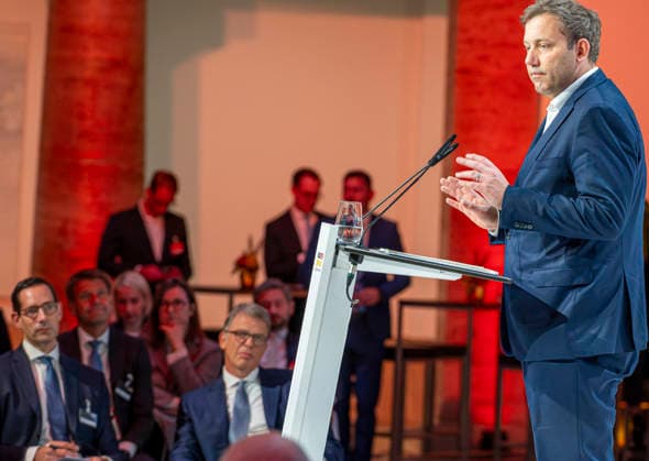 Lars Klingbeil EUR, Deutschland, Berlin, 30.09.2026: Pressestatements von Vizekanzler und Bundesminister der Finanzen Lars Klingbeil (SPD), Christian Sewing (Deutsche Bank) und Roland Busch (Siemens). Impulsvortrag vom Bundesminister der Finanzen Lars Klingbeil (SPD) zum Jahrestreffen der Initiative Made for Germany in der Mosaikhalle der Siemens AG. Christian Sewing und Roland Busch