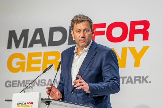 Lars Klingbeil EUR, Deutschland, Berlin, 30.09.2026: Pressestatements von Vizekanzler und Bundesminister der Finanzen Lars Klingbeil (SPD), Christian Sewing (Deutsche Bank) und Roland Busch (Siemens). Impulsvortrag vom Bundesminister der Finanzen Lars Klingbeil (SPD) zum Jahrestreffen der Initiative Made for Germany in der Mosaikhalle der Siemens AG. Christian Sewing und Roland Busch