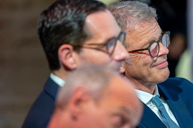 Lars Klingbeil EUR, Deutschland, Berlin, 30.09.2026: Pressestatements von Vizekanzler und Bundesminister der Finanzen Lars Klingbeil (SPD), Christian Sewing (Deutsche Bank) und Roland Busch (Siemens). Impulsvortrag vom Bundesminister der Finanzen Lars Klingbeil (SPD) zum Jahrestreffen der Initiative Made for Germany in der Mosaikhalle der Siemens AG. Christian Sewing und Roland Busch