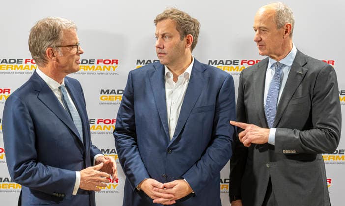 Lars Klingbeil EUR, Deutschland, Berlin, 30.09.2026: Pressestatements von Vizekanzler und Bundesminister der Finanzen Lars Klingbeil (SPD), Christian Sewing (Deutsche Bank) und Roland Busch (Siemens). Impulsvortrag vom Bundesminister der Finanzen Lars Klingbeil (SPD) zum Jahrestreffen der Initiative Made for Germany in der Mosaikhalle der Siemens AG. Christian Sewing und Roland Busch