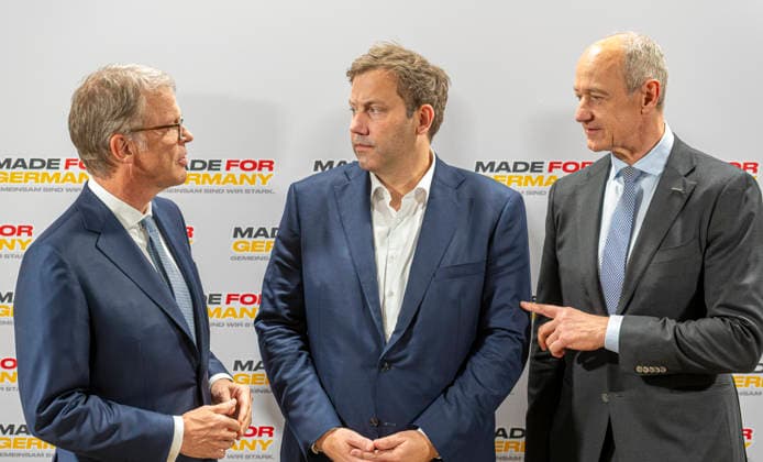 Lars Klingbeil EUR, Deutschland, Berlin, 30.09.2026: Pressestatements von Vizekanzler und Bundesminister der Finanzen Lars Klingbeil (SPD), Christian Sewing (Deutsche Bank) und Roland Busch (Siemens). Impulsvortrag vom Bundesminister der Finanzen Lars Klingbeil (SPD) zum Jahrestreffen der Initiative Made for Germany in der Mosaikhalle der Siemens AG. Christian Sewing und Roland Busch