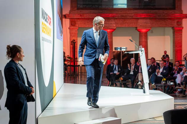 Lars Klingbeil EUR, Deutschland, Berlin, 30.09.2026: Pressestatements von Vizekanzler und Bundesminister der Finanzen Lars Klingbeil (SPD), Christian Sewing (Deutsche Bank) und Roland Busch (Siemens). Impulsvortrag vom Bundesminister der Finanzen Lars Klingbeil (SPD) zum Jahrestreffen der Initiative Made for Germany in der Mosaikhalle der Siemens AG. Christian Sewing und Roland Busch