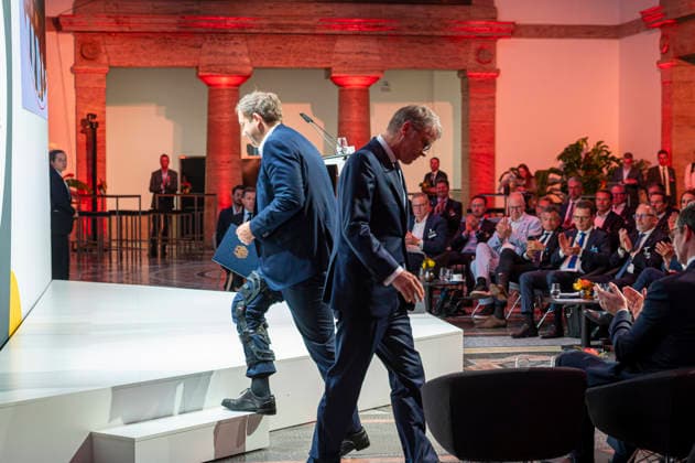 Lars Klingbeil EUR, Deutschland, Berlin, 30.09.2026: Pressestatements von Vizekanzler und Bundesminister der Finanzen Lars Klingbeil (SPD), Christian Sewing (Deutsche Bank) und Roland Busch (Siemens). Impulsvortrag vom Bundesminister der Finanzen Lars Klingbeil (SPD) zum Jahrestreffen der Initiative Made for Germany in der Mosaikhalle der Siemens AG. Christian Sewing und Roland Busch