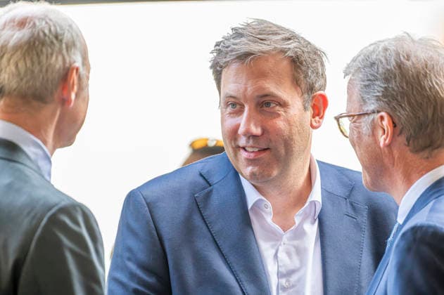 Lars Klingbeil EUR, Deutschland, Berlin, 30.09.2026: Pressestatements von Vizekanzler und Bundesminister der Finanzen Lars Klingbeil (SPD), Christian Sewing (Deutsche Bank) und Roland Busch (Siemens). Impulsvortrag vom Bundesminister der Finanzen Lars Klingbeil (SPD) zum Jahrestreffen der Initiative Made for Germany in der Mosaikhalle der Siemens AG. Christian Sewing und Roland Busch