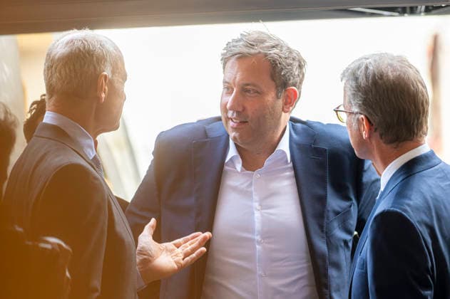 Lars Klingbeil EUR, Deutschland, Berlin, 30.09.2026: Pressestatements von Vizekanzler und Bundesminister der Finanzen Lars Klingbeil (SPD), Christian Sewing (Deutsche Bank) und Roland Busch (Siemens). Impulsvortrag vom Bundesminister der Finanzen Lars Klingbeil (SPD) zum Jahrestreffen der Initiative Made for Germany in der Mosaikhalle der Siemens AG. Christian Sewing und Roland Busch
